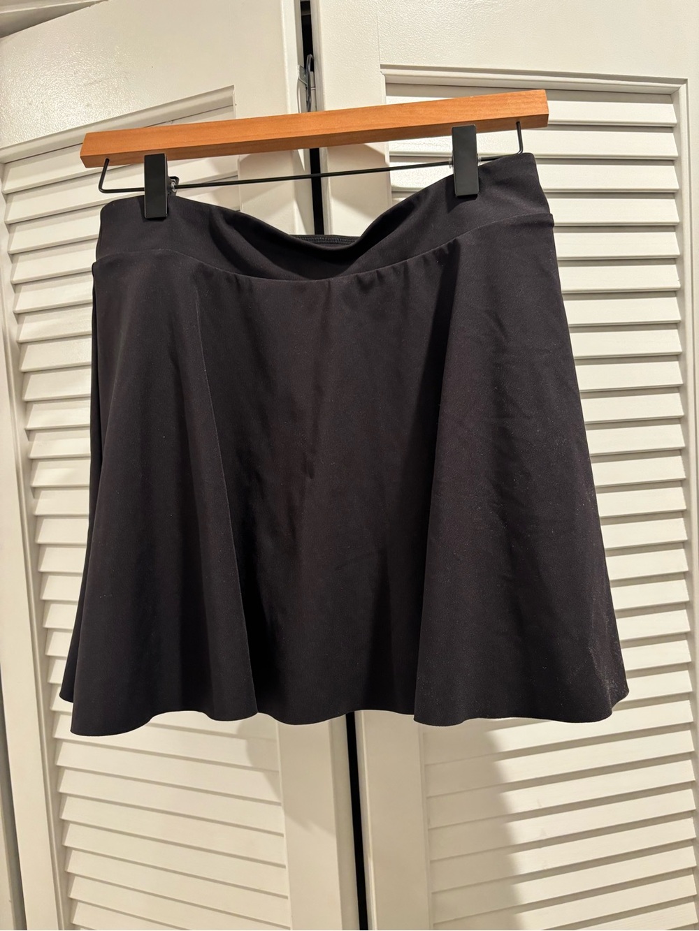 Nic and Zoe active NWOT black tennis skirt